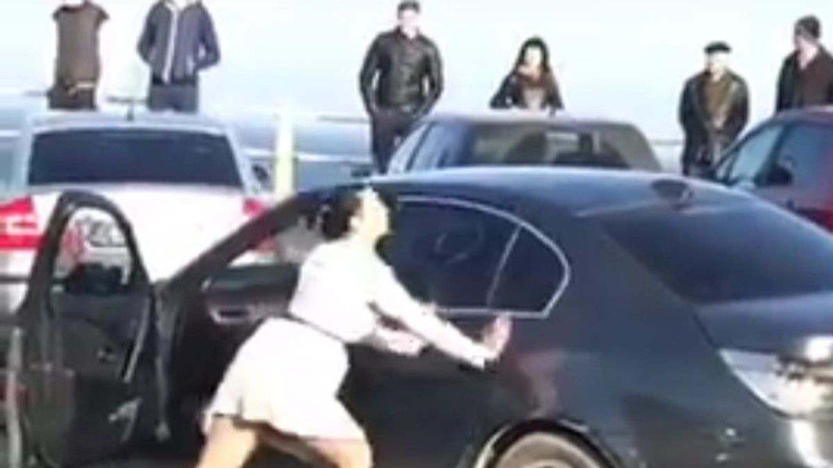 O tânără s-a dat în spectacol în Portul Tomis din Constanța. Oamenii au crezut că e drogată și au chemat Poliția – VIDEO