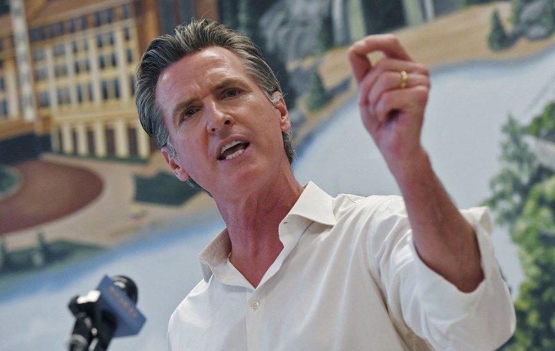 Guvernatorul Californiei a semnat o lege care permite victimelor atacurilor armate să dea în judecată producătorii de arme