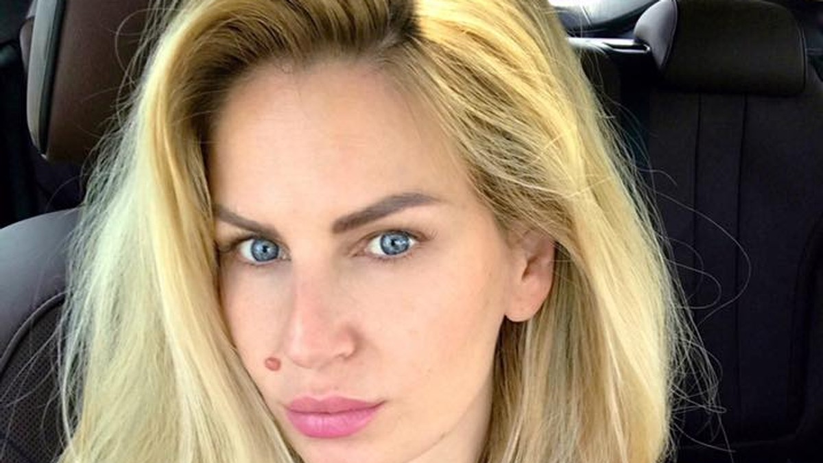 Andreea Bănică, pe ultima sută de metri cu botezul băiețelului. A plecat în căutarea florilor pentru eveniment