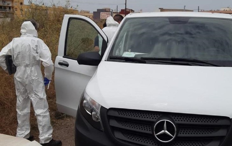 Două cadavre descompuse de căldură, găsite pe un câmp, în Mallorca. Unul era așezat pe o canapea murdară, altul - pe un scaun de lemn