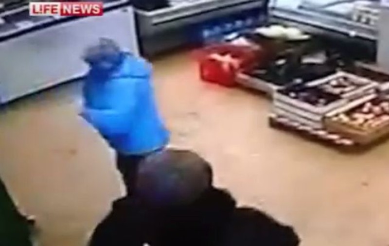 O mamă şi-a luat copilul la bătaie, după ce a văzut la bancomat că nu are bani pe card | VIDEO