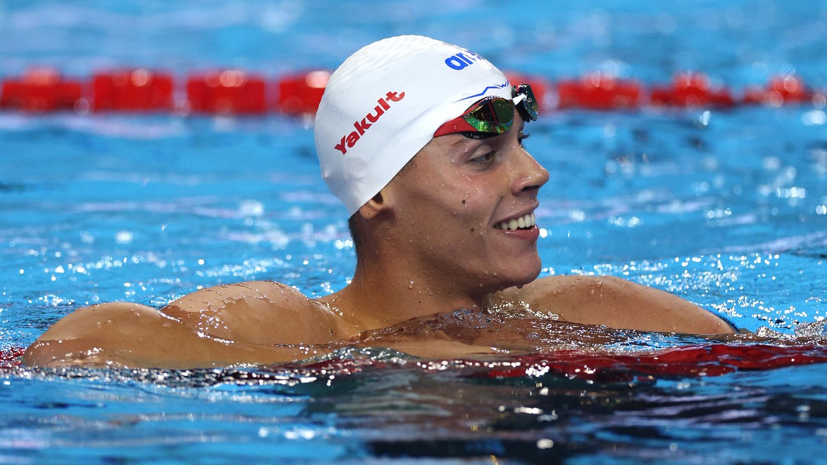David Popovici se bucură în bazin după câștigarea medaliei de aur în finala probei de 100 m liber la Campionatele Mondiale de Natație Singapore 2025, la arena competiției, pe 31 iulie 2025, în Singapore