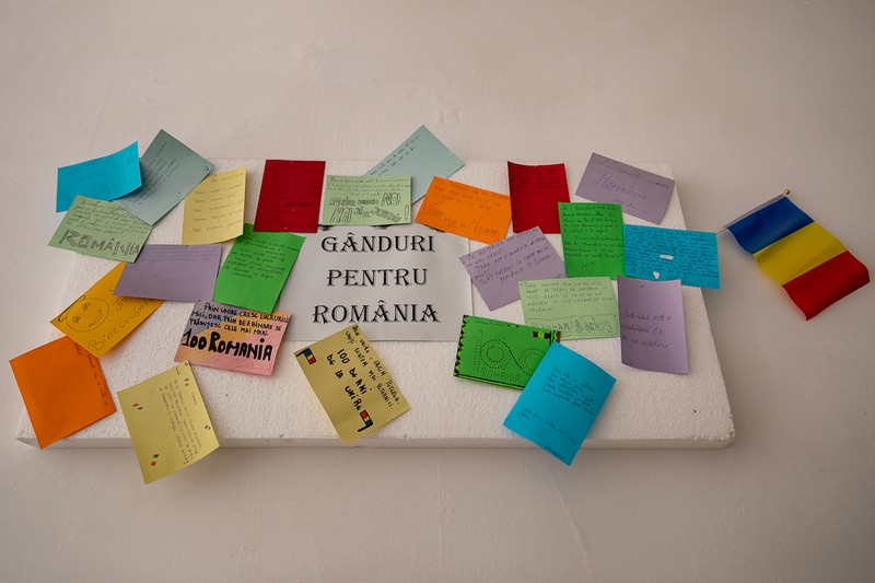 Elevii au decorat cu proiectele lor toate holurile liceului
