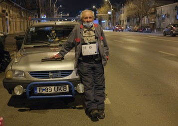 Oful lui nea Iulian: „Am mai luat o amendă de 27 de milioane că umblu pe străzi, că reciclez și că dau mâncare la porumbei...”