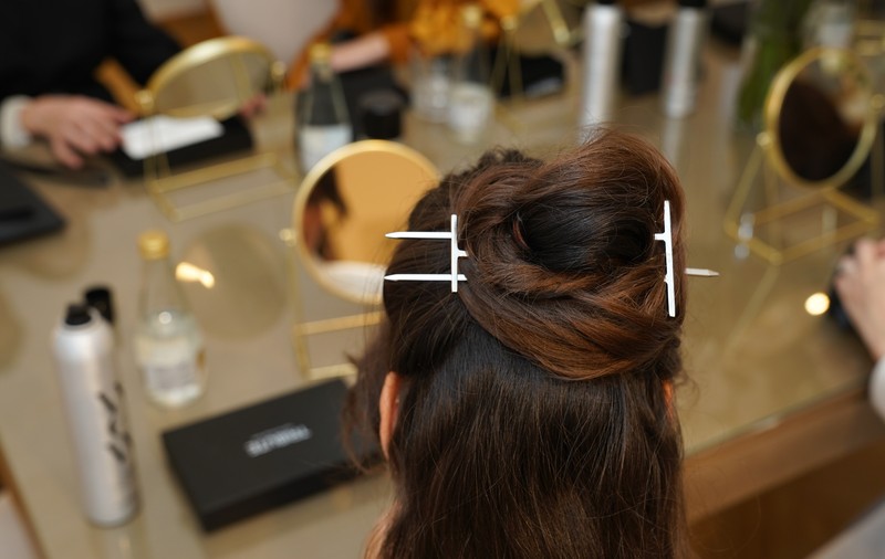 Accesoriul pe care femeile ar trebui să-l poarte în păr pe 8 Martie. Sfaturile unui hairstilist celebru din România