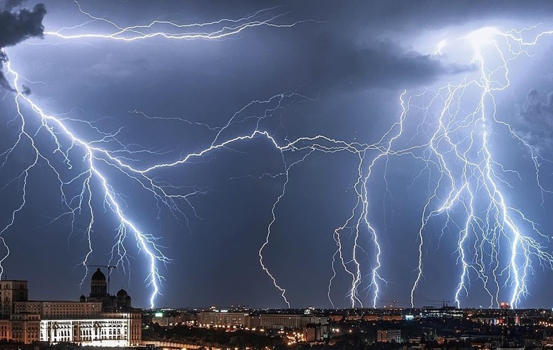 Furtuna de fulgere de sâmbătă noaptea, din București, spectacol unic: „Din păcate, niciun strop de ploaie”