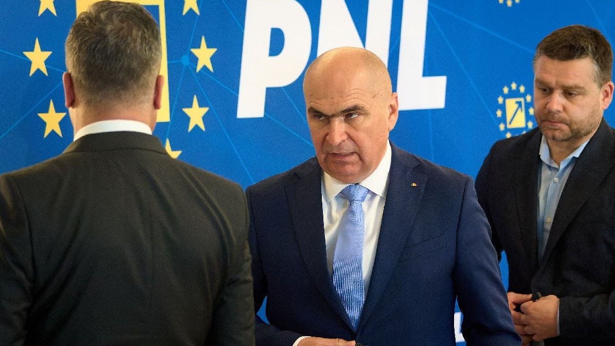 Adrian Vestea e cu spatele si la el se uită încruntat Ilie Bolojan, alături de Ciprian Ciucu