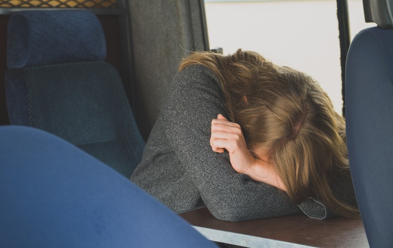 Doi proxeneți scapă de închisoare, într-un dosar cu minore exploatate sexual. Motivarea judecătorilor: „Le asigurau paza fetelor”