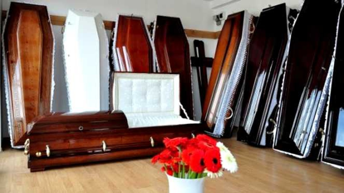Un individ a păcălit patronul unei firme de pompe funebre. L-a chemat cu sicriul și i-a luat și banii