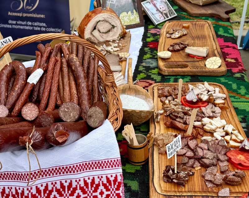 „Sigur și Gustos”, dar te ține buzunarul? Am fost la târgul de la Casa Presei unde pastrama costă 220 de lei/kg