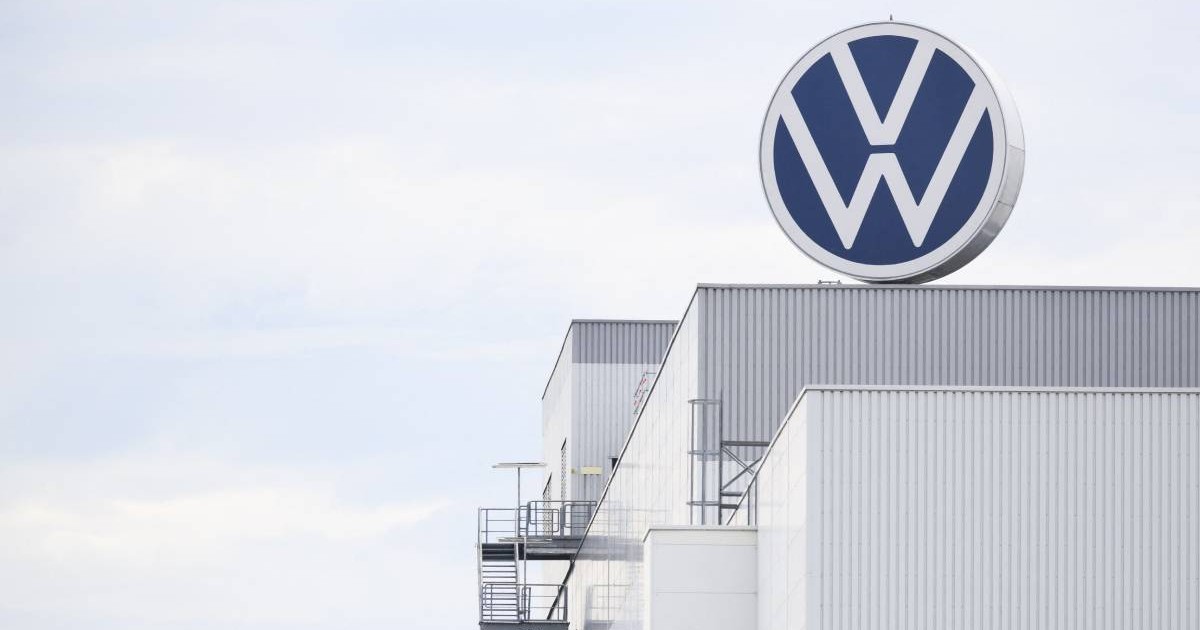 sediu fabrica Volkswagen, se obseva logo-ul companiei pe acoperisul fabricii