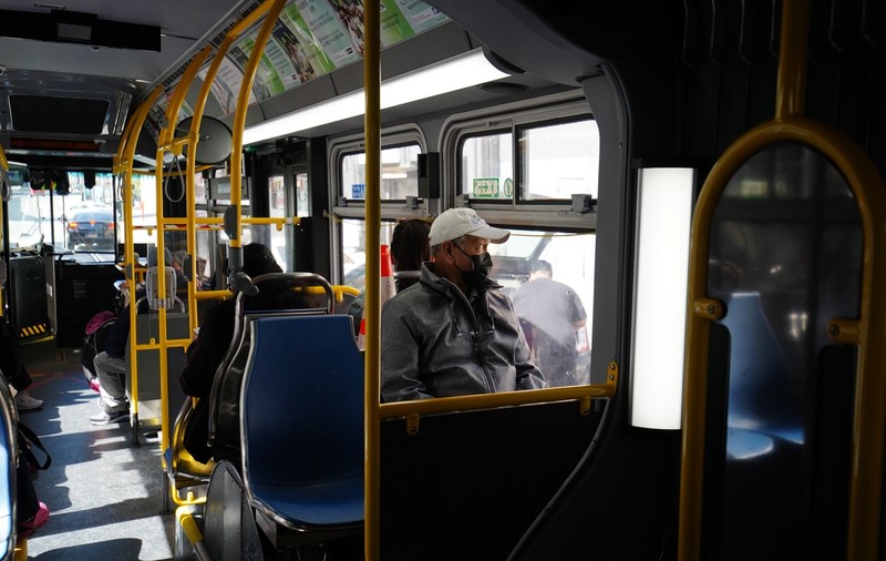 Americanii nu mai trebuie să poarte mască în transportul public. Decizia aparține unei judecătoare din Florida