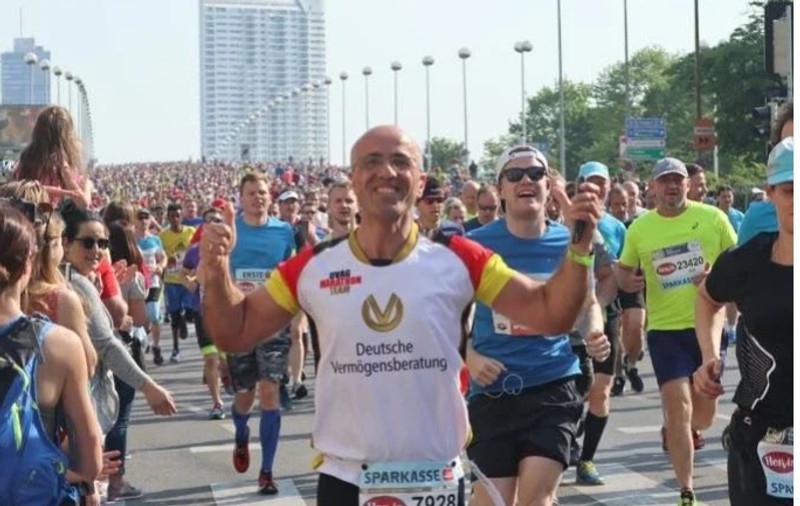 Un atlet german spune că va alerga cu spatele și într-un picior la semimaratonul de la Viena. Care e motivul