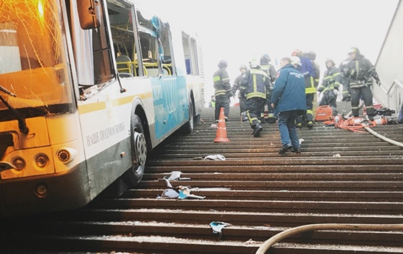 VIDEO | Un autobuz a intrat într-un pasaj pietonal din Moscova. Cel puțin cinci morți
