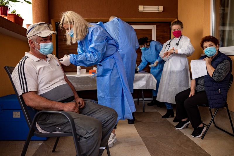 Indecișii ar trebui să fie principalele ținte în campania de vaccinare a guvernului. Foto: Eli Driu