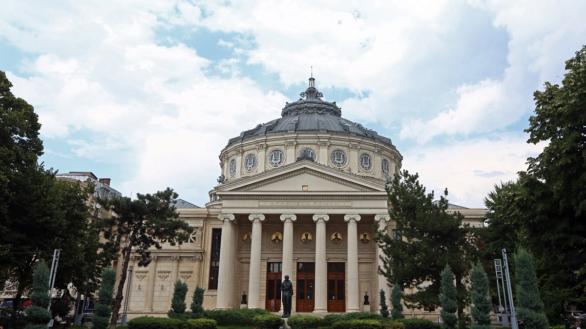 Măsurile luate de MAI pentru mitingul de la Ateneu. Ministrul de Interne, Carmen Dan, zâmbind, îmbrăcată în albastru, cu mâinile, una peste alta, pe birou. Ateneul Român