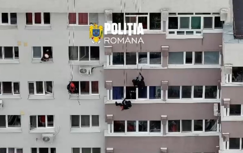 Alpiniștii din poliție și mascații au spart ușa și o fereastră ale unui apartament din București, în sectorul 6, pentru a împiedica o tragedie VIDEO