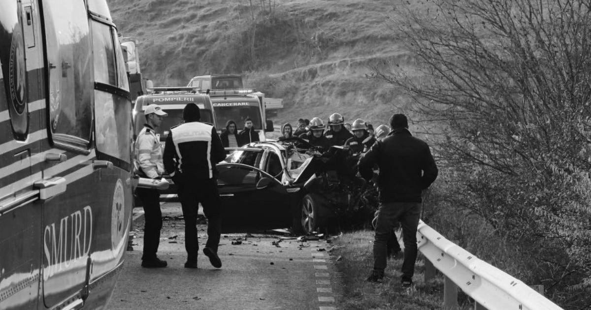 Imagine alb-negru surprinsă la locul accidentului din Foltești, cu polițiști și martori în jurul autoturismului lovit de un TIR