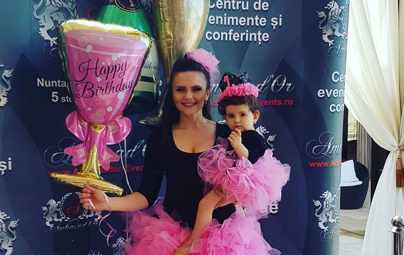 Ce a ales fetița Cristinei Șișcanu de pe tăviță la ruperea turtei. Cine se aștepta să ia chiar legitimația de polițist?