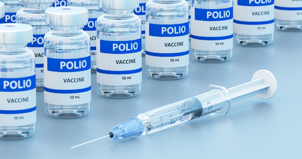 Vaccinul împotriva poliomielitei, ilustrație - Mai multe fiole pe care scrie Polio Vaccine, langa ele o injecție