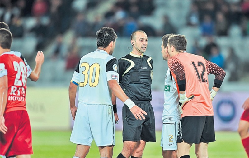 Partida «U» Cluj - Dinamo a oferit un spectacol marca Liga I: scandal, arbitraj dubios, acuzaţii de blat şi echipe făcute de finanţatori