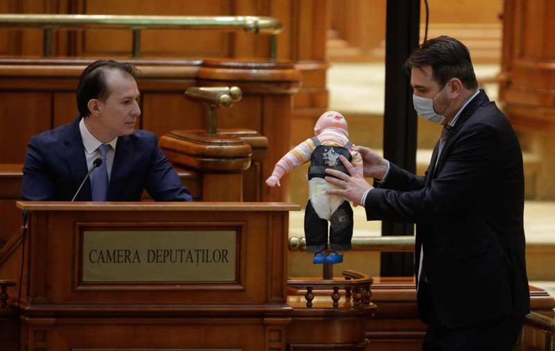 Scandal în Parlament, la dezbaterea bugetului. Premierul, bruiat de PSD. „Din reacții, înțeleg că n-ați citit bugetul sau nu știți să citiți”