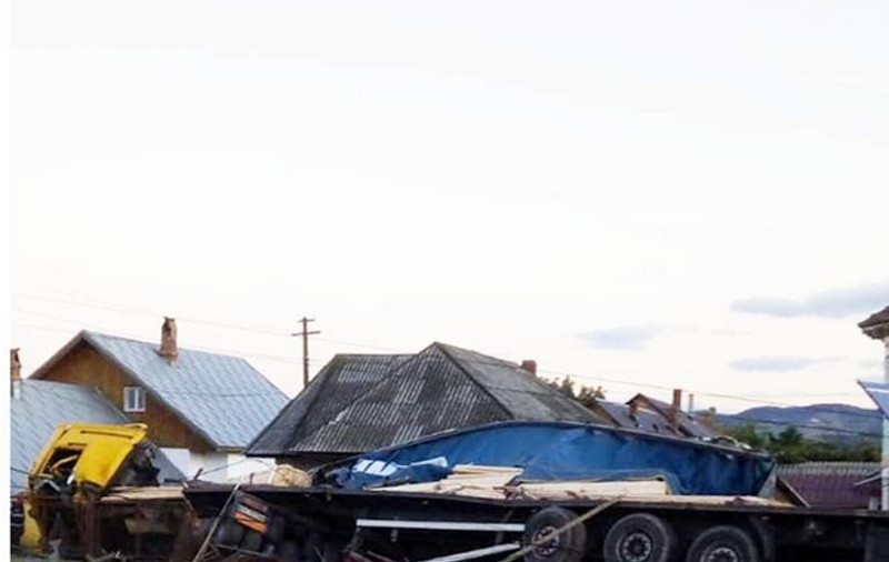 Accident grav la Săvineşti. Un TIR a ras o casă de pe marginea şoselei