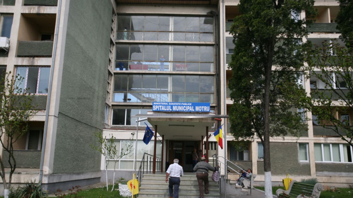 Bărbat cu degerături, ținut trei zile la Spitalul din Motru, fără să fie operat
