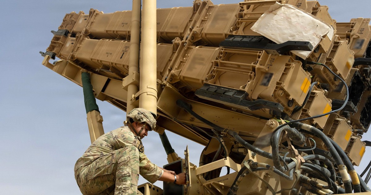 Un soldat american efectuează lucrări de întreținere la un sistem de rachete MIM-104 Patriot