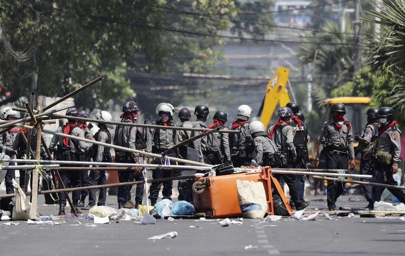 Cel puțin patru morți în timpul protestelor din Myanmar, după ce poliția militară a deschis focul asupra manifestanților pro-democrație