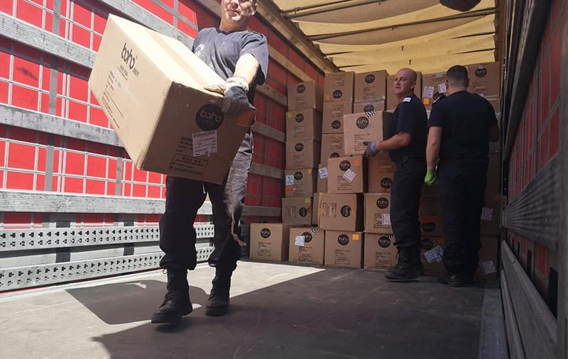 Încă un lot de 200.000 de combinezoane şi 300.000 de mănuşi ajunge în România pentru cei care luptă împotriva Covid-19