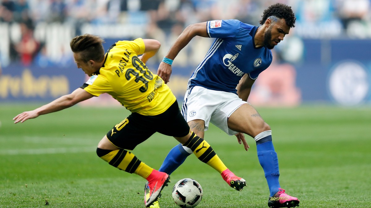 Duel între Felix Passlack (stânga), fotbalistul Borussiei Dortmund, și Eric Maxim Choupo-Moting, fotbalistul lui Schalke. (FOTO: EPA)