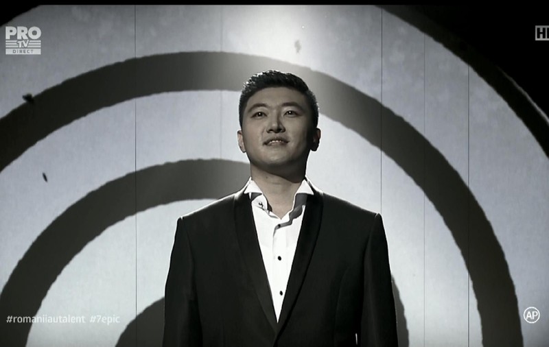 Fang Shuang l-a dat gata pe Florin Călinescu în finala Românii au talent. "Pachețelul meu de primăvară ești"