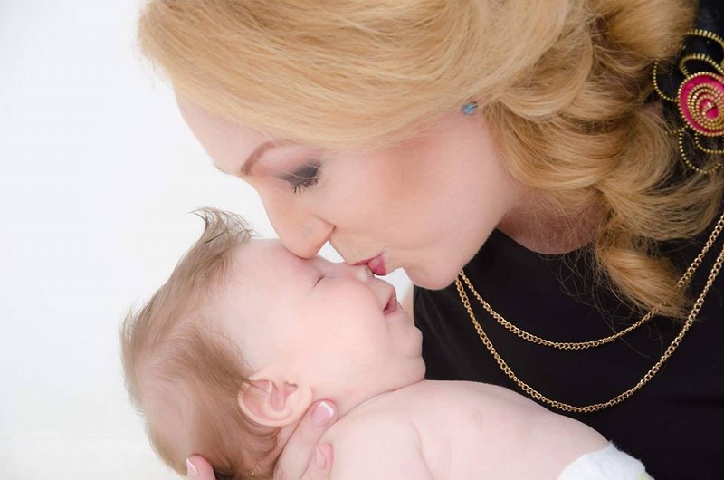 Bebelușul din Sibiu, chinuit din cauza bacteriilor din spital. Mama lui nu iese mai niciodată din casă ca să aibă grijă de el