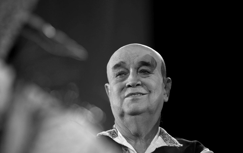 Buzoienii își pot lua rămas-bun de la Benone Sinulescu la unul dintre stejarii plantanți anul trecut de artist