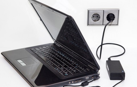 Laptop lăsat la încărcat