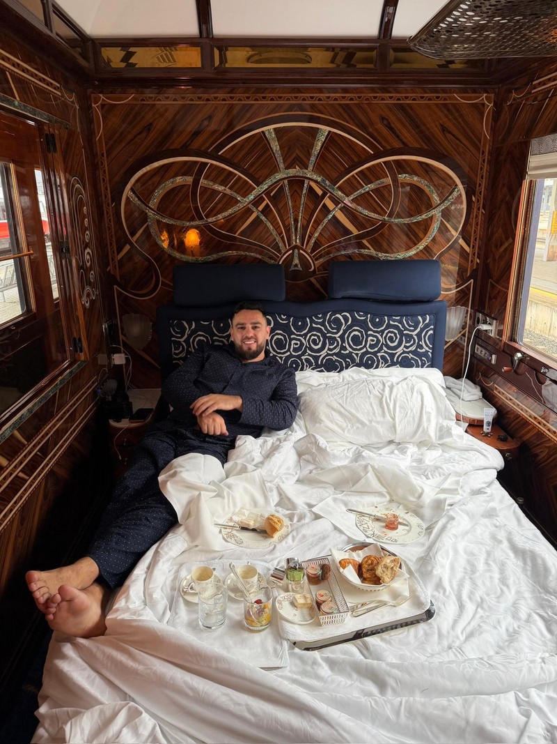 Cabina de lux în care au fost cazați costă 25.000 de euro pe noapte.