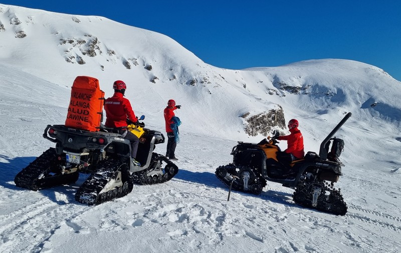 Avalanșă în Munții Rodnei, în zona Borșa. „Un turist străin a murit, doi au ieșit singuri din zăpadă”