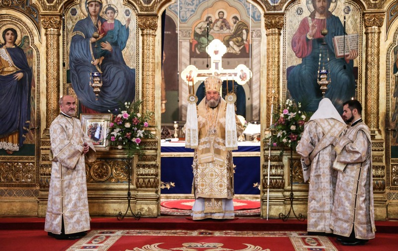 Mitropolitul Ardealului le-a cerut iertare credincioșilor că a trebuit să-i țină afară, în frig: „Biserica e marginalizată și hulită”