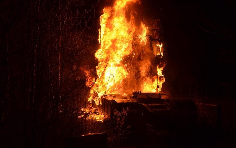 Pompierii au ajuns la camion când încă ardea ca o torță. Foto: GP.SE / Mikael Berglund