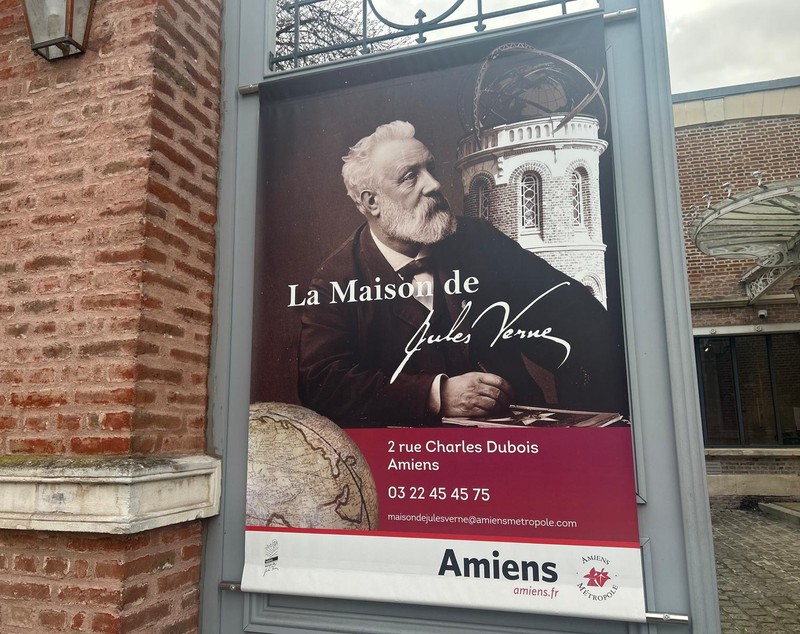 Legătura dintre casa lui Jules Verne din Amiens și București. „Ocolul Pământului” prin orașul unde autobuzele au pe ele poza scriitorului despre care se spune că s-a iubit cu o româncă