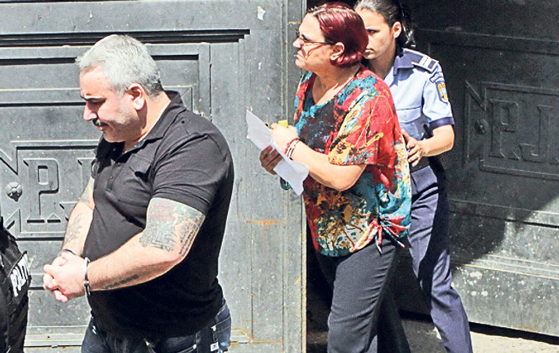 Directoarea de liceu arestată, urcată în aceeaşi dubă cu Sile Cămătaru! Costica Vărzaru a împărţit şi boxa acuzaţilor cu temutul interlop