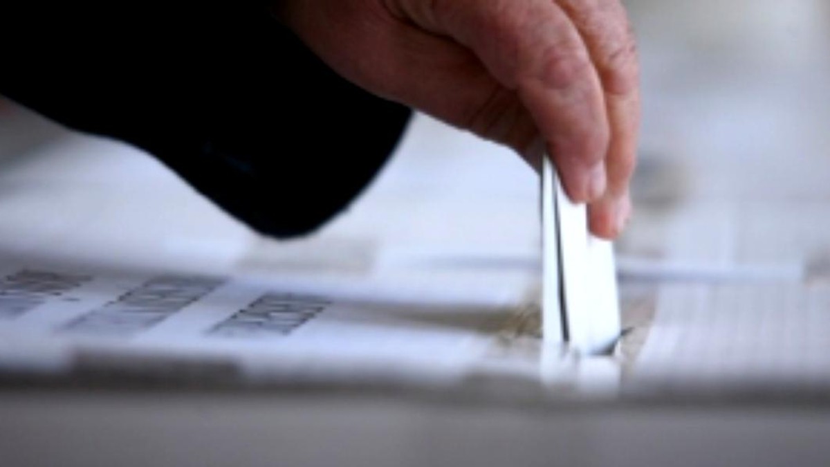 Detalii despre Referendumul din 6 și 7 octombrie. Un votant introduce buletonul de vot în urnă
