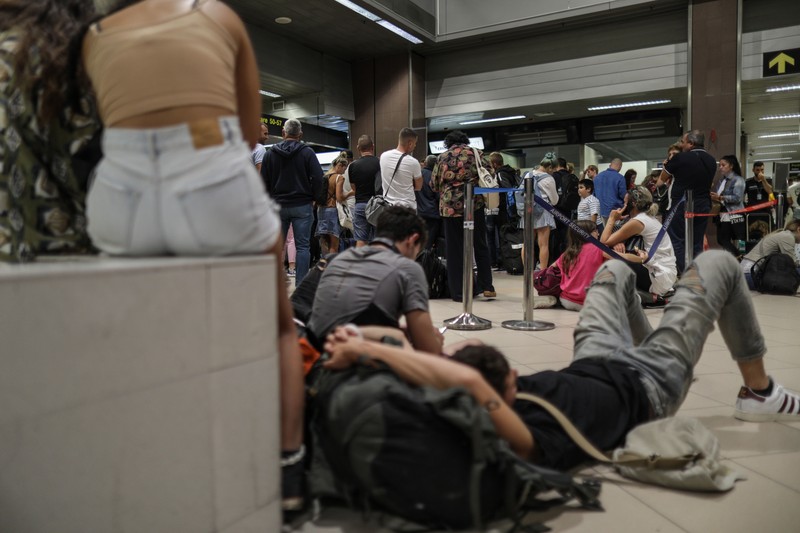 Descumpăniți, unii călători s-au întins pe jos Foto: Octav Ganea/Inquam Photos