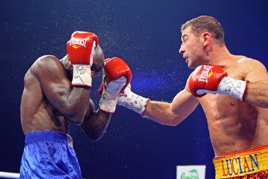 Gala de box "Campion pentru Romania", desfasurata la Romexpo, sambata, 9 iulie 2011. In imagine, Lucian Bute si Jean-Paul Mendy