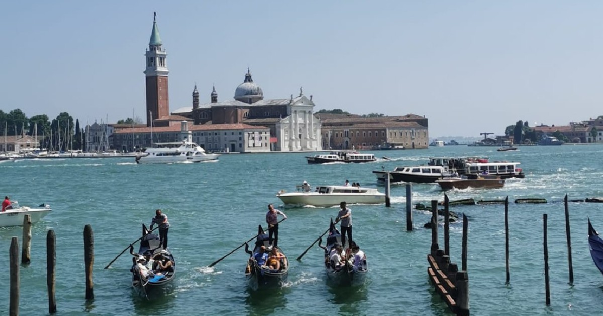 Turiști în gondole, Veneția, Italia - 2024