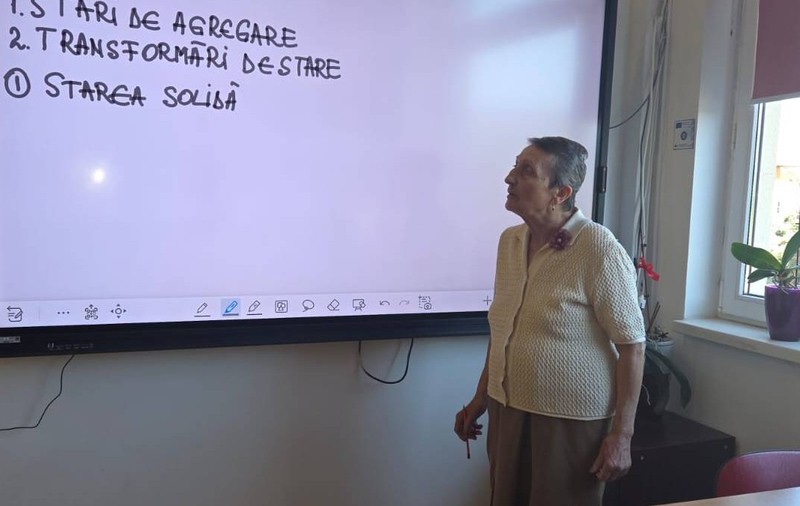 Profesoara de Chimie Floarea Băluță a împlinit la 1 septembrie 79 de ani, dintre care 66 i-a petrecut la catedră. Foto: arhivă personală