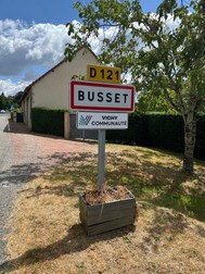 indicatorul de la intrarea în satul Busset