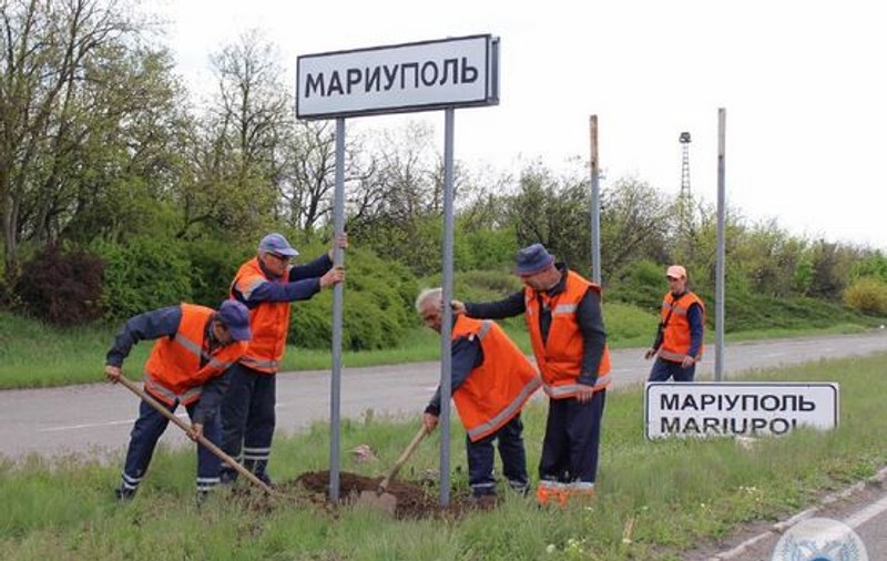Rușii schimbă indicatoarele rutiere din Mariupol, în timp ce „orașul e ca în Evul Mediu”