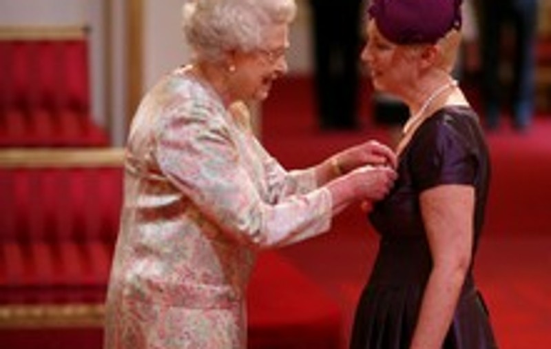 Foto | Annie Lennox, decorată de regina Angliei cu însemnele Ordinului Imperiului Britanic în grad de Ofiţer